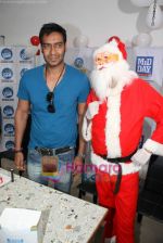 Ajay Devgan celeberates christmas with children in Mid Day Office on 22nd Dec 2010 (4).JPG
