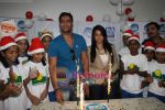 Ajay Devgan celeberates christmas with children in Mid Day Office on 22nd Dec 2010 (9).JPG