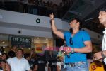 Ajay Devgan promotes Toonpur Ka Superhero in Oberoi Mall on 22nd Dec 2010 (9).JPG