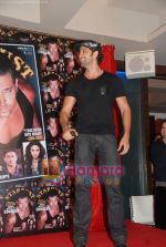 Hrithik Roshan launches Stardust new year_s issue in Cest La Vie on 23rd Dec 2010 (27).JPG