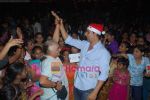 Akshay Kumar spend christmas with children of St Catherines in Andheri on 25th Dec 2010 (16).JPG