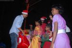Akshay Kumar spend christmas with children of St Catherines in Andheri on 25th Dec 2010 (19).JPG