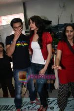 Ranveer Singh, Anushka Sharma at Loot store in Goregaon on 26th Dec 2010 (29).JPG