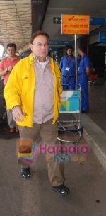 Salim Khan left For Dubai to celeberate bday and new year_s in Mumbai Airport on 26th Dec 2010.JPG