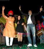 Charan Singh Sapra, Mahima Chaudhury and Karan Oberoi  at Mulund Festival on 27th Dec 2010(in blue jeans).JPG
