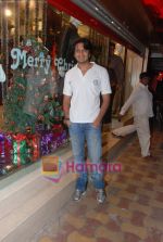 Ritesh Deshmukh snapped shopping at Juhu on 28th dec 2010 (3).JPG