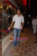 Ritesh Deshmukh snapped shopping at Juhu on 28th dec 2010 (7).JPG