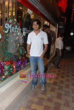 Ritesh Deshmukh snapped shopping at Juhu on 28th dec 2010.JPG