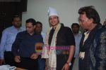 Vivek Oberoi visits Mahim Darga in Mahim on 28th Dec 2010 (10).JPG
