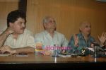 Mukesh Bhatt, Ramesh Sippy at Producers Guild meet in Sun N Sand, Mumbai on 28th Dec 2010 (6).JPG