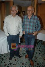 Ramesh Sippy, Mukesh Bhatt at Producers Guild meet in Sun N Sand, Mumbai on 28th Dec 2010 (3).JPG