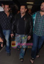 Salman Khan returns from Dubai on 30th Dec 2010 (11).JPG