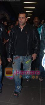 Salman Khan returns from Dubai on 30th Dec 2010 (12).JPG