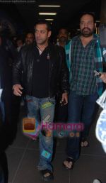 Salman Khan returns from Dubai on 30th Dec 2010 (13).JPG