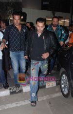 Salman Khan returns from Dubai on 30th Dec 2010 (14).JPG