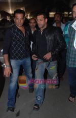 Salman Khan returns from Dubai on 30th Dec 2010 (16).JPG