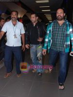 Salman Khan returns from Dubai on 30th Dec 2010 (2).JPG