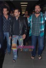 Salman Khan returns from Dubai on 30th Dec 2010 (7).JPG