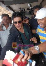Shahrukh Khan goes to Dubai  on 30th Dec 2010 (7).JPG