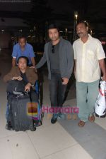 Himesh Reshamiya spotted at Airport in International Airport, Mumbai on 3rd Jan 2011 (5).JPG