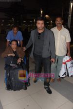 Himesh Reshamiya spotted at Airport in International Airport, Mumbai on 3rd Jan 2011 (6).JPG
