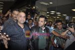 Salman Khan return from Dubai New year Celebrations in International Airport, Mumbai on 3rd DJan 2011 (7).JPG