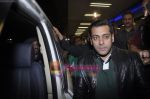 Salman Khan return from Dubai New year Celebrations in International Airport, Mumbai on 3rd DJan 2011 (9).JPG