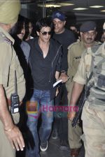 Shahrukh Khan return from Dubai New year Celebrations in International Airport, Mumbai on 3rd DJan 2011 (2).JPG