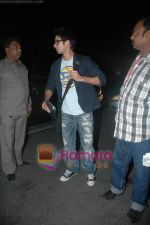 Shahid Kapoor leave for South Africa concert in Mumbai Airport on 8th Jan 2011 (7).JPG