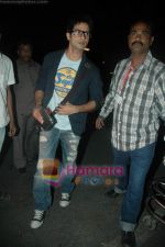 Shahid Kapoor leave for South Africa concert in Mumbai Airport on 8th Jan 2011 (9).JPG