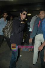 Shahrukh Khan leave for South Africa concert in Mumbai Airport on 8th Jan 2011 (5).JPG