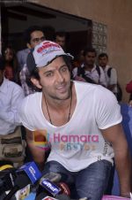 Hrithik Roshan on the occasion of his bday at his home on 9th Jan 2011 (20).JPG
