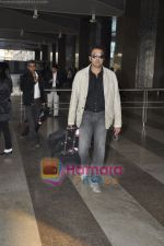 Bobby Deol returns from YPD delhi promotions in Airport, Mumbai on 14th Jan 2011 (2).JPG