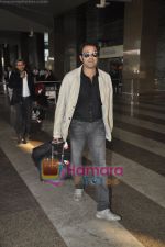 Bobby Deol returns from YPD delhi promotions in Airport, Mumbai on 14th Jan 2011 (8).JPG
