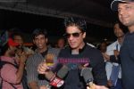 Shahrukh Khan leave for Singapore in International Airport, Mumbai on 13th Jan 2011 (5).JPG