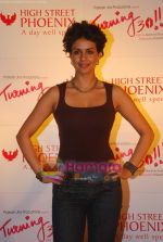 Gul Panag sell tickets in PVR to promote film Turning 30 on 14th Jan 2011 (18).JPG
