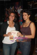 Gul Panag sell tickets in PVR to promote film Turning 30 on 14th Jan 2011 (37).JPG