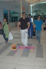 John Abraham snapped early morning back from a domestic flight in Parle, Mumbai on 15th Jan 2011 (2).JPG