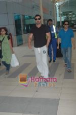 John Abraham snapped early morning back from a domestic flight in Parle, Mumbai on 15th Jan 2011 (3).JPG