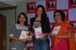 Kareena Kapoor at Rujuta Diwekar_s Book Launch of Women & the Weight Loss Tamasha in Taj Land_s End on 15th Jan 2011 (14).JPG