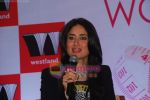 Kareena Kapoor at Rujuta Diwekar_s Book Launch of Women & the Weight Loss Tamasha in Taj Land_s End on 15th Jan 2011 (19).JPG