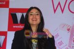 Kareena Kapoor at Rujuta Diwekar_s Book Launch of Women & the Weight Loss Tamasha in Taj Land_s End on 15th Jan 2011 (22).JPG