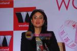 Kareena Kapoor at Rujuta Diwekar_s Book Launch of Women & the Weight Loss Tamasha in Taj Land_s End on 15th Jan 2011 (28).JPG