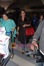 Vidya Balan arrive from Singapore in Airport on 11th Jan 2011 (10).JPG