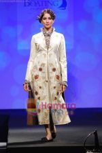 at Meera Muzaffar Ali Jaguar fashion show in Mumbai on 16th Jan 2011 (125).JPG