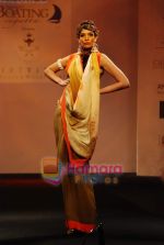 at Meera Muzaffar Ali Jaguar fashion show in Mumbai on 16th Jan 2011 (44).JPG