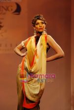 at Meera Muzaffar Ali Jaguar fashion show in Mumbai on 16th Jan 2011 (46).JPG