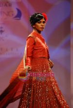 at Meera Muzaffar Ali Jaguar fashion show in Mumbai on 16th Jan 2011 (90).JPG