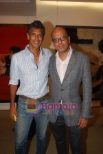 Milind Soman at group art show hosted by Sunil Sethi in Jehangir Art Gallery on 17th Jan 2011 (10).JPG