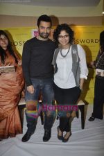 Aamir Khan, Kiran Rao unveil Femina_s latest issue in Crosswords, Mumbai on 20th Jan 2011 (31).JPG